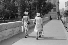 Franciaország, Párizs, Pont Marie a Rue des Nonnains d'Hyères felől a Szent Lajos-sziget felé nézve, szemben a Rue des Deux Ponts., 1975, Vészi Ágnes, kalap, csíkos ruha, Fortepan #136764