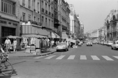 Franciaország, Párizs, Rue Saint-Antoine a Rue Beautreillis-től a Rue de l'Hôtel Saint-Paul felé nézve., 1975, Vészi Ágnes, utcakép, gyalogátkelő, kerékpár, Fortepan #136768