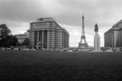 Franciaország, Párizs, az Eiffel-torony a Place du Trocadéro felől nézve., 1983, Vészi Ágnes, palota, torony, lovas szobor, Gustave Eiffel-terv, neoklasszicizmus, Louis-Hippolyte Boileau-terv, Jacques Carlu-terv, Léon Azéma-terv, Ferdinand Foch-ábrázolás, Robert Wlérick-terv, Raymond Martin-terv, Fortepan #136786