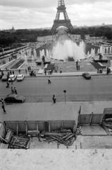 Franciaország, Párizs, a Trocadéro-kert részlete, szemben a Jéna híd a Szajnán és az Eiffel-torony., 1979, Vészi Ágnes, építkezés, torony, Gustave Eiffel-terv, Fortepan #136788