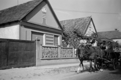 Románia,Erdély, Tinód, Strada Tinaud 71. és 72. számú házak., 1983, Vészi Ágnes, szekér, Fortepan #136809