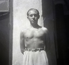 Hungary, Budapest, Vészi Endre költő, író., 1935, Vészi Ágnes, man, half-naked, hands behind the back, Fortepan #136819