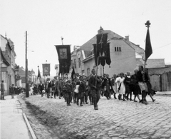 Románia,Erdély, Csíkszereda, Petőfi Sándor utca., 1942, Nagy József, zászló, felvonulás, Fortepan #13685