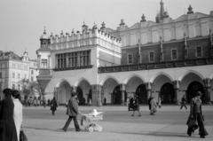 Lengyelország, Krakkó, Rynek Glówny, a város főtere, Posztócsarnok (Sukiennice)., 1983, Vészi Ágnes, csúcsív, Fortepan #136861