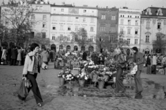 Lengyelország, Krakkó, Rynek Glówny, a város főtere, szemben balra az ulica Świętego Jana torkolata., 1983, Vészi Ágnes, Fortepan #136862