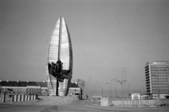 Lengyelország, Rzeszów, aleja Łukasza Cieplińskiego, Forradalmi emlékmű (Pomnik Czynu Rewolucyjnego)., 1983, Vészi Ágnes, emlékmű, Marian Konieczny-terv, Fortepan #136864