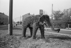 Lengyelország, Przeworsk, ulica Krakowska az ulica Marszałka Józefa Piłsudskiego torkolata felől nézve., 1983, Vészi Ágnes, szobor, elefánt, Fortepan #136865