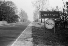 Lengyelország, Jarosław, országút a város határában., 1983, Vészi Ágnes, helységnév tábla, Fortepan #136866