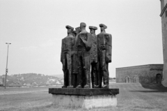 Szlovákia, Pozsony, Vladimír Môťovský szobrászművész Súdržnosť (Összetartás) című 1968-ban felavatott alkotása a vár nyugati oldalánál., 1983, Vészi Ágnes, Csehszlovákia, szoborcsoport, Fortepan #136869