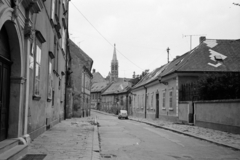 Szlovákia, Pozsony, Káptalan utca (Kapitulská), háttérben a Klarisszák templomának tornya., 1983, Vészi Ágnes, Csehszlovákia, Fortepan #136880