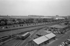 Magyarország, Budapest X., a metró Fehér úti járműtelepe, a kerítésen túl a Kerepesi út. Jobbra távolabb az Örs vezér tere / Fehér út metróvégállomás és a Sugár Üzletközpont., 1983, Vészi Ágnes, metró, Budapest, Fortepan #136905