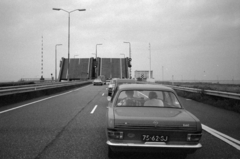 Hollandia, Hoogmade, a Doesmolenbrug felnyitható híd., 1979, Vészi Ágnes, Opel-márka, automobil, Opel Kadett, rendszám, felnyitható híd, Fortepan #136927