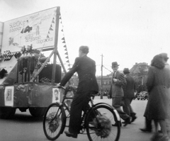 Magyarország, Budapest XIV., Hősök tere., 1951, Nagy József, kerékpár, politikai dekoráció, Budapest, pódiumautó, Fortepan #13694