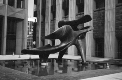 Franciaország, Courbevoie, La Défense üzleti központ Párizs elővárosában. La Fontaine des Corolles című műalkotás (Louis Leygue, 1973), 1985, Vészi Ágnes, modern művészet, Fortepan #136944