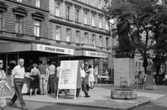 Magyarország, Budapest VI., Liszt Ferenc tér, Ady Endre szobor (Csorba Géza,1960.). A felvétel az Ünnepi Könyvhét alkalmával készült., 1986, Vészi Ágnes, szobor, Budapest, Ady Endre-ábrázolás, Fortepan #136947