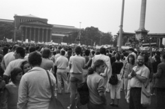 Magyarország, Budapest XIV., Hősök tere, az erdélyi falurombolás elleni tüntetés 1988. június 27-én. Balra a Szépművészeti Múzeum., 1988, Vészi Ágnes, tüntetés, Budapest, rendszerváltás, Fortepan #136955