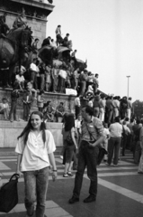 Magyarország, Budapest XIV., Hősök tere, az erdélyi falurombolás elleni tüntetés 1988. június 27-én., 1988, Vészi Ágnes, tüntetés, Budapest, szobron ül, szobron áll, rendszerváltás, Fortepan #136956