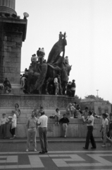 Magyarország, Budapest XIV., Hősök tere, az erdélyi falurombolás elleni tüntetés 1988. június 27-én., 1988, Vészi Ágnes, tüntetés, Budapest, szobron ül, szobron áll, rendszerváltás, Fortepan #136957