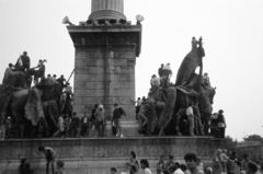 Magyarország, Budapest XIV., Hősök tere, az erdélyi falurombolás elleni tüntetés 1988. június 27-én., 1988, Vészi Ágnes, tüntetés, Budapest, szobron áll, rendszerváltás, Fortepan #136958