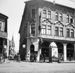 Magyarország, Miskolc, Széchenyi utca - Kossuth Lajos utca sarka, Pannónia szálló., 1943, Nagy József, cégtábla, járókelő, utcakép, életkép, kockakő, pavilon, Fortepan #13696