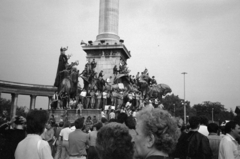 Magyarország, Budapest XIV., Hősök tere, az erdélyi falurombolás elleni tüntetés 1988. június 27-én., 1988, Vészi Ágnes, tüntetés, Budapest, szobron ül, rendszerváltás, Fortepan #136960