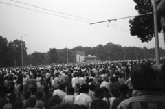 Magyarország, Budapest XIV., Dózsa György út (Felvonulási tér) háttérben, a dísztribün, az erdélyi falurombolás elleni tüntetés 1988. június 27-én., 1988, Vészi Ágnes, Budapest, rendszerváltás, Fortepan #136968