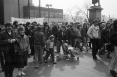 Hungary, Budapest V., Eötvös tér, jobbra az Eötvös szobor. A március 15-i megemlékezés és békés tüntetés résztvevői vonulnak a Szabadság tér felé., 1989, Vészi Ágnes, strike, Budapest, regime change, Fortepan #136977