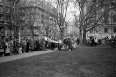 Hungary, Budapest V., Kossuth Lajos tér, balra a Falk Miksa (Néphadsereg) utca, szemben a Szalay utca, jobbra az Igazságügyi Palota (ekkor Néprajzi Múzeum és az MSZMP Párttörténeti Intézete). A március 15-i megemlékezés és békés tüntetés résztvevői., 1989, Vészi Ágnes, strike, Budapest, regime change, Fortepan #136985