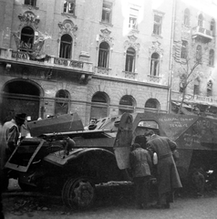 Magyarország, Budapest VIII., Üllői út, kiégett szovjet BTR-152 páncélozott lövészszállító jármű, háttérben 30. és 32. számú ház., 1956, Nagy József, felirat, forradalom, járókelő, járműroncs, kíváncsiság, épületkár, BTR 152, Budapest, Fortepan #13704