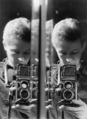 Hungary, a Fortepan oldalán százezredikként megjelent felvétel. Az ifjú Nádas Péter, a későbbi író önarcképe., 1958, Nádas Péter, reflection, camera, self-portrait, Rollei Rolleiflex, Fortepan #137070