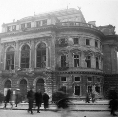 Magyarország, Budapest VIII., Blaha Lujza tér, Nemzeti Színház., 1956, Nagy József, forradalom, nemzeti színház, járókelő, színház, Fellner és Helmer-terv, épületkár, eklektikus építészet, Budapest, Fortepan #13708