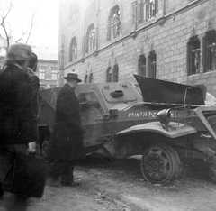 Magyarország, Budapest IX., Üllői út, az Iparművészeti Múzeum előtt egy kiégett szovjet BTR-152 páncélozott lövészszállító jármű.., 1956, Nagy József, felirat, forradalom, járókelő, szecesszió, járműroncs, múzeum, kíváncsiság, Lechner Ödön-terv, BTR 152, Budapest, Art Nouveau, Pártos Gyula-terv, Fortepan #13709