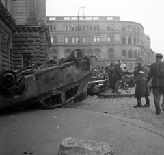 Magyarország, Budapest VIII., Blaha Lujza tér, Nemzeti Színház, háttérben a Népszínház utca torkolata., 1956, Nagy József, kerékpár, forradalom, utcakép, járműroncs, karszalag, Budapest, Fortepan #13710