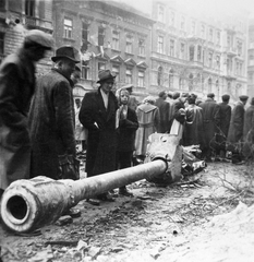 Magyarország, Budapest VIII., József körút, Práter utcától a Pál utca felé nézve. ISZ-3 harckocsi 122 mm-es ágyújának maradványa., 1956, Nagy József, szovjet gyártmány, forradalom, járókelő, utcakép, járműroncs, ágyú, kíváncsiság, csoportosulás, ISZ-3 harckocsi, Budapest, Fortepan #13711