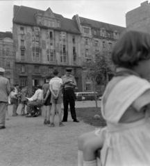 Magyarország, Budapest V., Eötvös tér, háttérben a Dorottya utca 11., 9. és 5-7., 1963, Szalay Zoltán, Budapest, hátratett kéz, Fortepan #137111