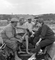 Hungary, Paks, dunai halászokkal beszélget Kelemen Kata, a Magyar Rádió riportere., 1959, Szalay Zoltán, fishing, radio report, Stellavox-brand, Fortepan #137131