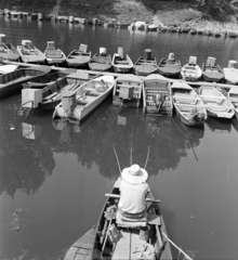 Hungary, Baja, Sugovica (Kamarás-Duna), csónakkikötő a később, 1982-ben felrobbantott szigeti híd közelében., 1959, Szalay Zoltán, fishing, Fortepan #137135