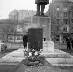 Magyarország, Budapest VII., Almássy tér, Csengery Antal szobra. Előtérben és balra az 1956-os forradalom alatt elesettek ideiglenes sírjai., 1956, Nagy József, forradalom, szobor, tér, virág, koszorú, sírhalom, Budapest, Csengery Antal-ábrázolás, Fortepan #13717