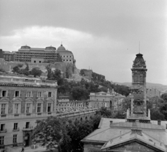 Magyarország, Budapest I., Várkert Bazár, Budai Ifjúsági Park. Balra fent a Budavári Palota (korábban Királyi Palota), jobbra a Várkert Kioszk., 1963, Szalay Zoltán, Budapest, Fortepan #137188