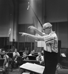 Hungary, Budapest VIII., a Magyar Rádió stúdiója, Donáth Jenő karmester., 1962, Szalay Zoltán, microphone, conductor, Budapest, Hungarian Radio, point a finger, Fortepan #137295