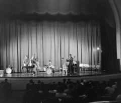 Finland, Helsinki, a felvétel a VIII. VIT (Világifjúsági Találkozó) idején készült., 1962, Szalay Zoltán, microphone, double bass, Fortepan #137366