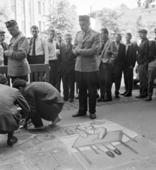 Finland, Helsinki, a felvétel a Mannerheimintie 18.számú ház előtt, a VIII. VIT (Világifjúsági Találkozó) idején készült. Háttérben a Régi Diák Ház (Vanha ylioppilastalo)., 1962, Szalay Zoltán, squatting, Fortepan #137379