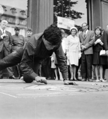 Finland, Helsinki, a felvétel a Mannerheimintie 18.számú ház előtt, a VIII. VIT (Világifjúsági Találkozó) idején készült., 1962, Szalay Zoltán, chalk, Fortepan #137384