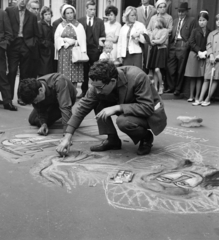 Finland, Helsinki, a felvétel a Mannerheimintie 18.számú ház előtt, a VIII. VIT (Világifjúsági Találkozó) idején készült., 1962, Szalay Zoltán, squatting, chalk, Fortepan #137385