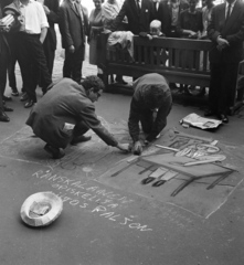 Finland, Helsinki, a felvétel a Mannerheimintie 18.számú ház előtt, a VIII. VIT (Világifjúsági Találkozó) idején készült., 1962, Szalay Zoltán, chalk, hat on the ground, Fortepan #137386