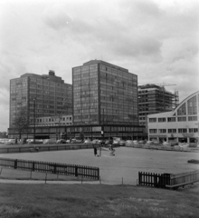 Finland, Helsinki, Salomonkatu az Urho Kekkosen katu (Kampinkatu) felől, szemben a Fredrikinkatu kereszteződése, jobbra a tenisz-stadion. A felvétel a VIII. VIT (Világifjúsági Találkozó) idején készült., 1962, Szalay Zoltán, Fortepan #137394