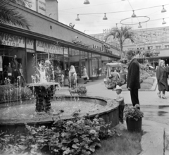 Finland, Helsinki, Forum bevásárlóközpont a Simonkatu és a Mannerheimintie sarkán. A felvétel a VIII. VIT (Világifjúsági Találkozó) idején készült., 1962, Szalay Zoltán, fountain, Fortepan #137396