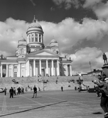 Finland, Helsinki, Senaatintori a város főtere a Székesegyház előtt. A felvétel a VIII. VIT (Világifjúsági Találkozó) alkalmával készült., 1962, Szalay Zoltán, church, pediment, Cathedral, Alexander II of Russia-portrayal, Neoclassical architecture, Carl Ludvig Engel-design, Ernst Lohrmann-design, Fortepan #137402