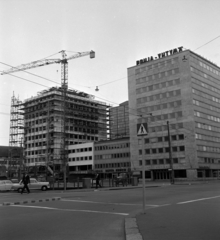 Finland, Helsinki, Rautatiekatu, jobbra a Runeberginkatu. A felvétel a VIII. VIT (Világifjúsági Találkozó) idején készült., 1962, Szalay Zoltán, construction, crane, Fortepan #137419