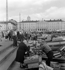 Finland, Helsinki, a kikötői piactér (Kauppatori), háttérben a Székesegyház. A felvétel a VIII. VIT (Világifjúsági Találkozó) idején készült., 1962, Szalay Zoltán, market, Fortepan #137424